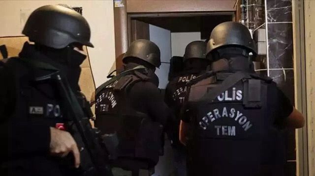 İzmir'de terör örgütü DEAŞ'a yönelik operasyon düzenlendi. Ekipler 11 şüpheliyi gözaltına alırken, aramalarda çok sayıda dijital materyal ile 4 yasak yayına el konuldu.