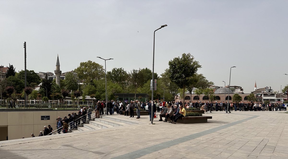 Bu, Üsküdar’daki Kent lokantası kuyruğunun fotoğrafı. 

Ben gündemi televizyondan veya haber araçlarından takip edenlerden değilim. Günlük hayatı okumanın fikir sahibi olmak için fazlasıyla yettiğini düşünüyorum. Son bir yıldır bu kuyruk her gün daha da uzayıp gidiyor. Bu kadar.