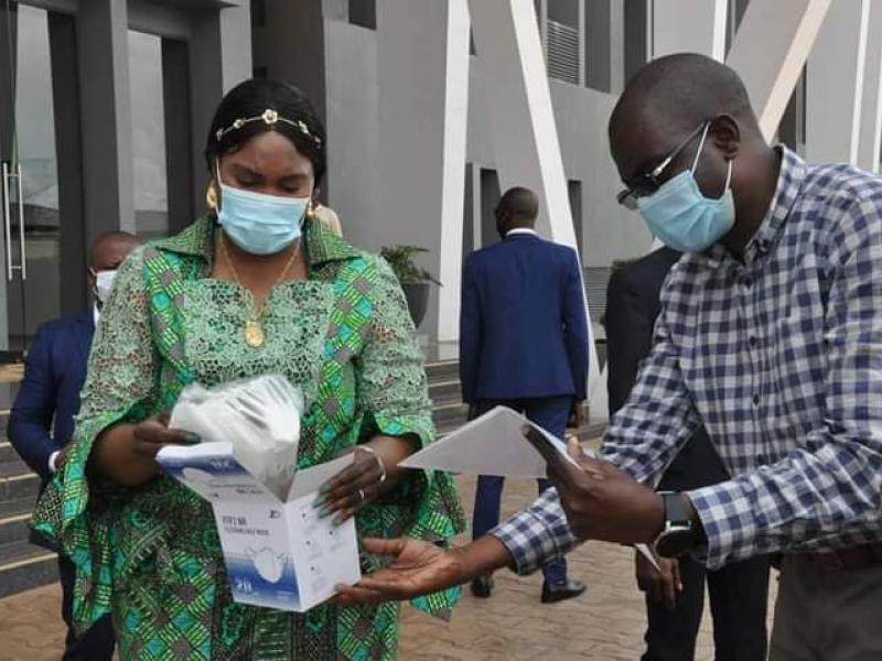 HonTshikind's tweet photo. #FLASH_FLASH🛑🛑����🛑
La Candidate Gouverneur @FifiMasukaSaini et La Ministre de la Santé ont détourné 6 mois de salaire des agents affecté au service de #COVID_19. Parmi eux il y a des parents,veuves etc...Madame @Fifi aimer les Lualabais c'est aussi payer leurs salaires https://t.co/Fk0bKF8J8H