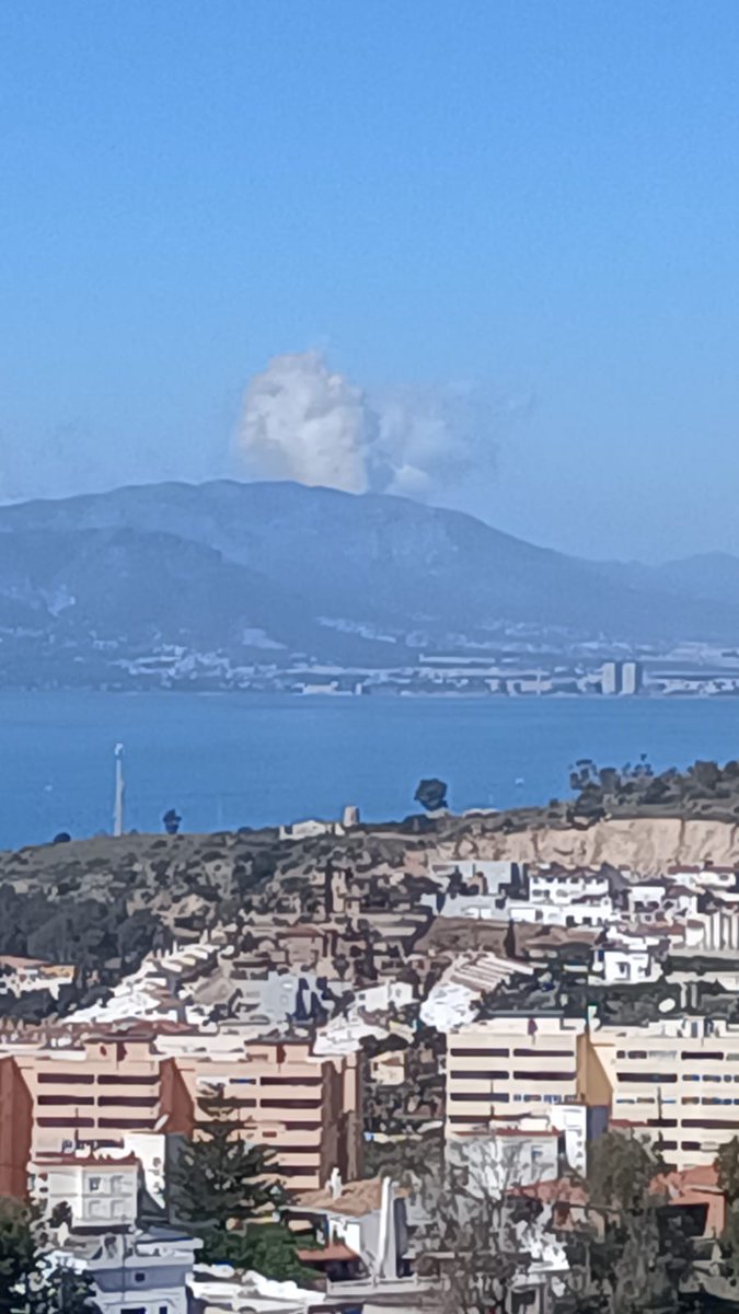 Incendio? @IvanChamizo @proteccioncivil @Storm_Malaga 
Foto hecha desde Rincón de la Victoria
