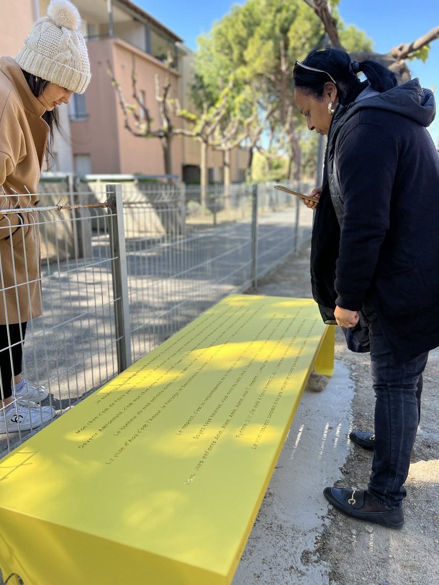« Le Plan d’Aou, c’est l’amour, le partage et la bienveillance » 

Cette phrase d’Inaya et Maïssane est désormais immortalisée sur les bancs Naëlou inaugurés aujourd’hui dans leur quartier. 

Ce projet artistique et participatif est venu embellir l’espace de jeu du plan d’Aou