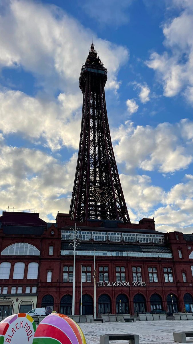 Ampullap's tweet photo. 🏁 Off they go, walking from Blackpool North back to our Hyde warehouse - all for Macmillan Cancer Support. ❤️
Each step closer to a good cause! #MacmillanCancerSupport

🚶🚶‍♂️🚶‍♀️Keep an eye out for them in their journey! 

https://t.co/NvlUgJP5ev https://t.co/asNIKtOiOz