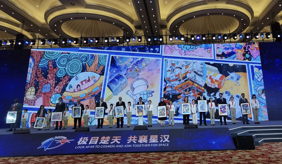 Durante el Primer Foro de Cooperación Espacial entre China y los Países de América Latina y el Caribe, los niños regalaron a los jefes de las misiones diplomáticas de la región pinturas en que esbozan sus sueños espaciales.