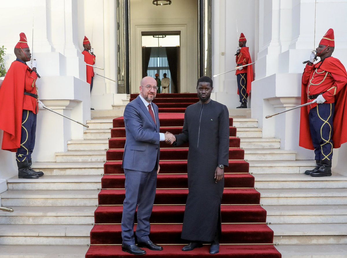 Hello @CharlesMichel we no longer trust those handshakes as it comes with the deportation of Senegalese people who do not want to stay in Senegal!! Charles couldn’t wait but rush as the first European to meet president Basirou of Senegal 🇸🇳