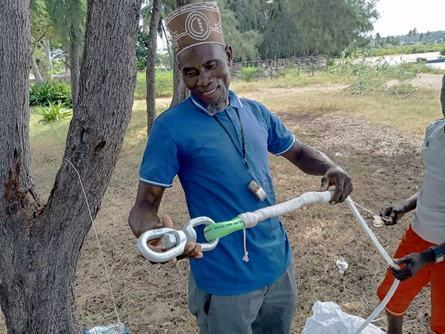 💡After being taught how to assemble the anchored Fish Aggregating Devices (aFAD) by @FAO, #fishers from Mecufi🇲🇿 Community are constructing aFADs by themselves with the assistance from extension officers from Institute for the Development of Fisheries and Aquaculture (IDEPA).🤝