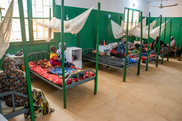 🔴 Bandiagara, #Mali : malgré les défis sécuritaires #ALIMA et son partenaire malien AMCP-SP maintiennent leur soutien au centre de santé de référence, assurant l'accès aux soins pour 475 000 habitants. @eu_echo 📸 Alioune Ndiaye / ALIMA