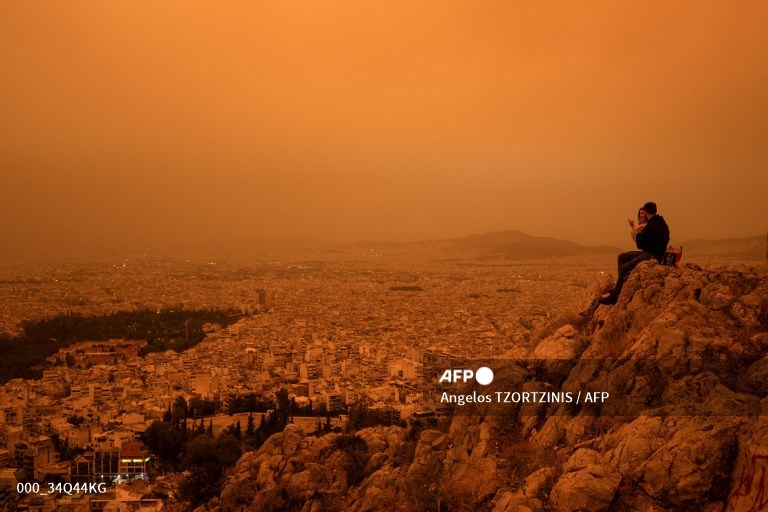 #Greece suffers new round of Saharan dust pollution.📷 Angelos Tzortzinis #AFP