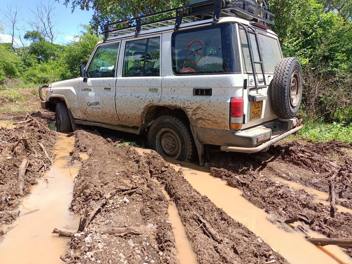 📍The downpour across the country is relentless! Still, @ConcernKenya staff are working tirelessly to reach program sites. In a heartwarming display of teamwork in Tana River, staff & community members joined forces to navigate a particularly difficult muddy patch!
