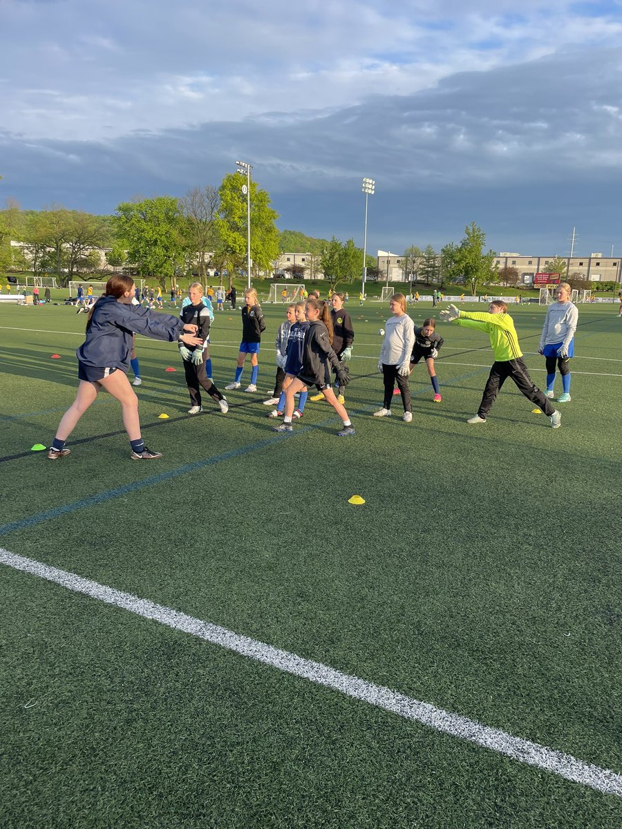 Our @SLSGsoccerclub girls GKs braved the early evening ☔️ last night and put in the work! 💪🏻 Thanks to them for their dedication to goalkeeping! 🧤⚽️🧤