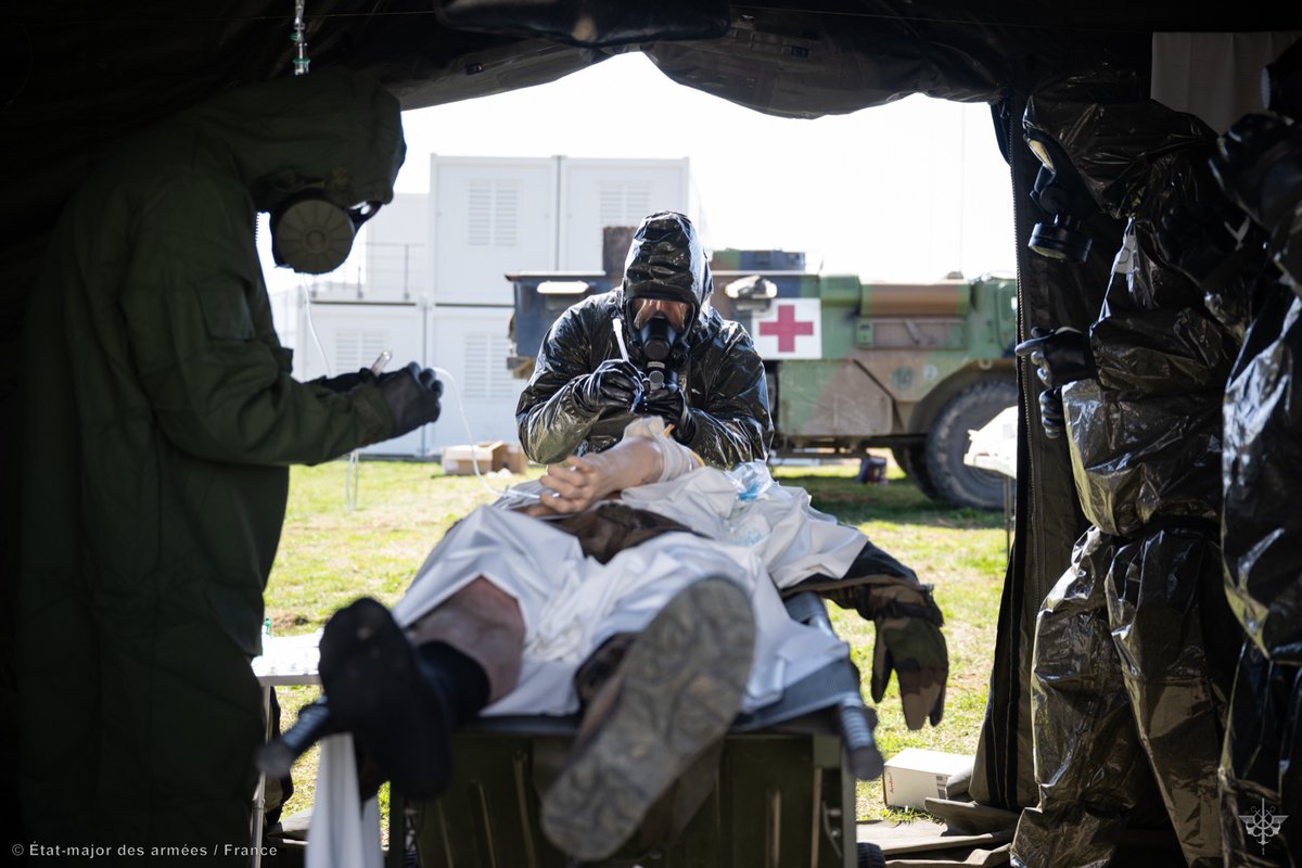 🚩 #EAGLETOXIC exercise at Cincu, Romania 🛡️

🇫🇷, 🇧🇪,  🇷🇴 &  🇺🇸 troops showcase #NATO interoperability in a simulated NRBC attack. Demonstrating unmatched readiness & mastery of complex defense strategies to protect Alliance members. @missionaigle
🤝 Together, We are stronger.