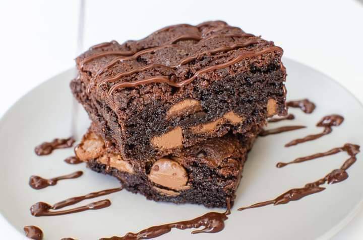 Calling all CHOCOHOLICS These chunky chocolate chip brownies are a must bake for you! flawlessfood.co.uk/chunky-chocola… Super simple to make and BURSTING with chocolatey goodness! #brownies #chocolate #chocolatelover #dessert #dessertlover