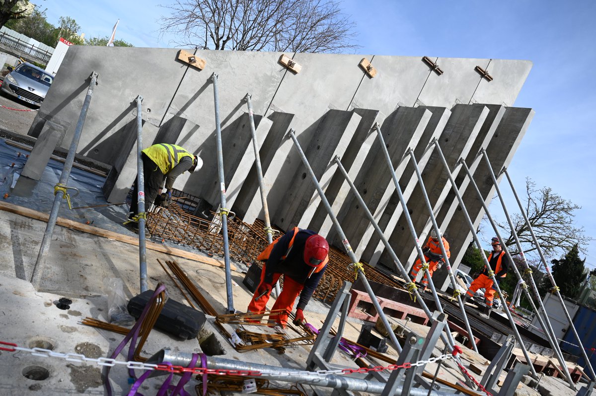 🚧🌉 Grandes manœuvres sur le chantier du tramway T9

Un nouveau pont sera créé pour franchir le canal de Jonage : en mai, place à l'installation de la trémie souterraine pour les modes actifs

Une opération à réaliser en 108h chrono, qu’on vous résume en 8 posts chrono ⏱