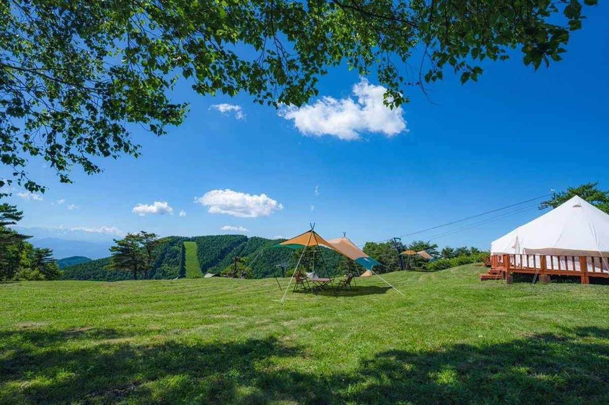 営業のYuriaです👩
私が今回おすすめするのはREWILD ZEKKEI GLAMPING RESORTです！
高確率で雲海出現！
これからの季節にぴったりな標高1,600mの涼しい芝生の上で快適なキャンプ&グランピングをお楽しみください♪#関東