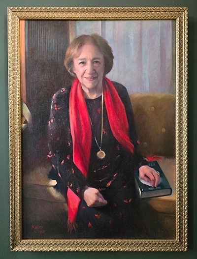 Magdalene College is proud to unveil the first portrait of a female Fellow, Professor Helen Vendler (1994), in Hall. Professor Vendler was Parnell Fellow at Magdalene from 1994 to 1995 and was elected as an Honorary Fellow in 1997. @DanMulhall @kellehmv magd.cam.ac.uk/news/new-portr…