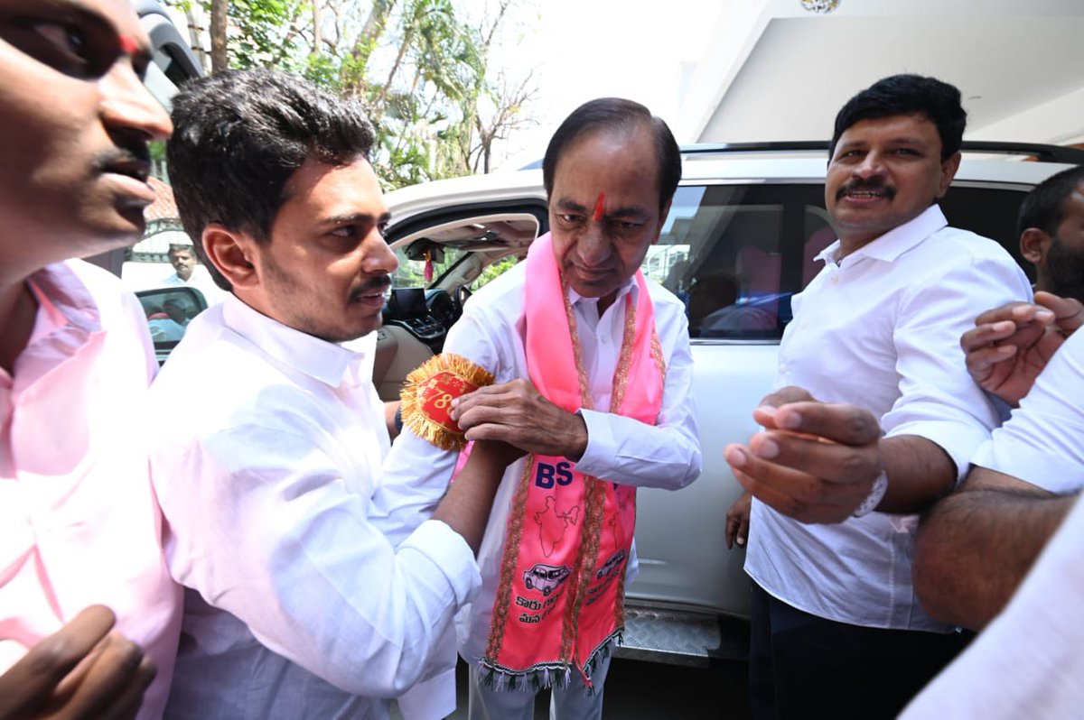 ShafiTrsv's tweet photo. Tieing The Knot of Imam - E- Zamin to Our BRS Chief KCR Sahab at Nandi Nagar Residence While Starting to Miryalguda Bus Yatra… @KTRBRS @SantoshKumarBRS @ysathishreddy @Krishank_BRS @BRSparty @BRSParty_News
#KCR #BusYatra #miryalguda https://t.co/5I5AeZtWFC