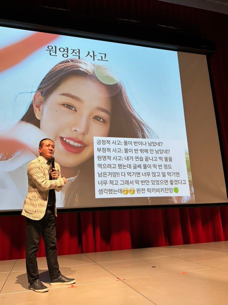 jjang_genius_04's tweet photo. 얘들아 아모레퍼시픽 아윤채 리브랜딩 스페셜 세미나에 원영적 사고가 등판했다는데? https://t.co/hNl1NHG1DR