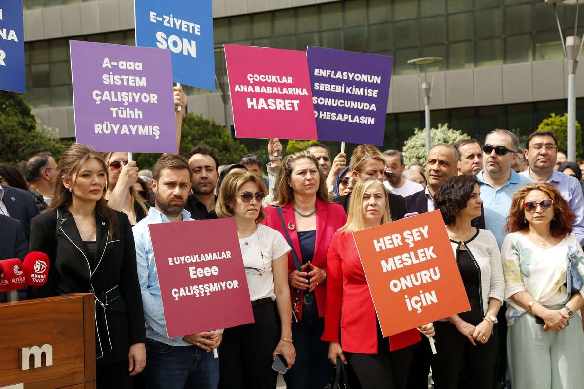 MALİ MÜŞAVİRLERİN İŞ YÜKÜNÜ HAFİFLETECEK ÇÖZÜMLER ACİLEN HAYATA GEÇİRİLMELİDİR!
Türkiye genelinde eş zamanlı düzenlenen basın açıklamasında, meslek mensupları üzerindeki iş yüküne ilişkin çözüm önerilerinin ACİLEN hayata geçirilmesi talep edildi.
#MaliMüşavirlerinSesineKulakVerin