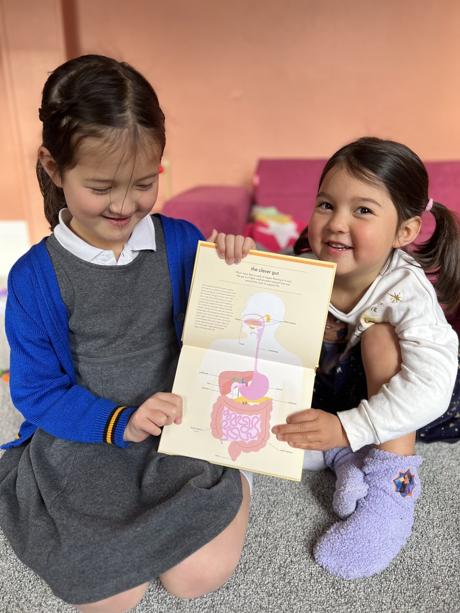 The girls were delighted to receive their first GI textbook 😜 Packed with illustrations and simplified explanations, this is one I would recommend for all ages! Thanks @AustinChiangMD 👍🙏