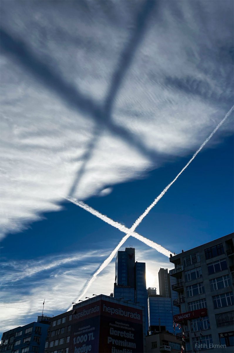 Joli effet de perspective capturé ici à Istanbul (Turquie) il y a quelques semaines. L'ombre des traînées de condensations de 2 avions est projetée sur une fine couche de nuages. Crédit : Fatih Ekmen