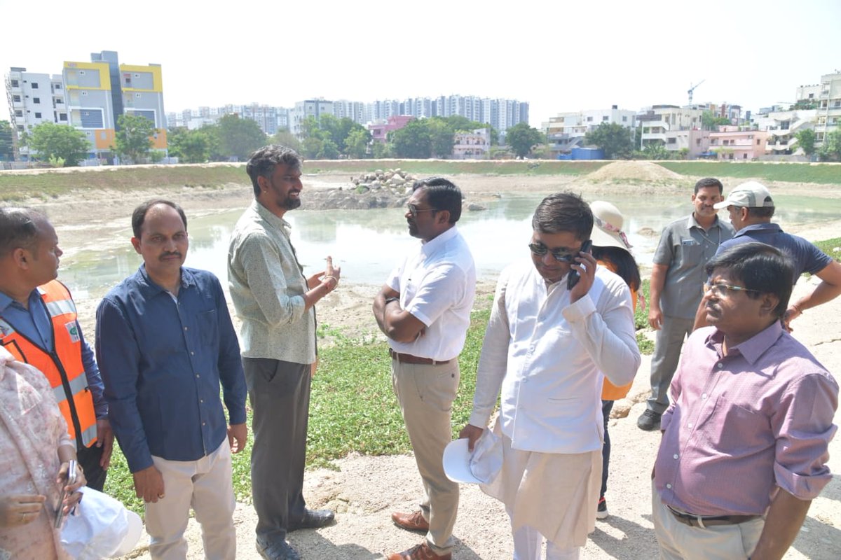 GHMC Commissioner @DRonaldRose and renowned lake conservationist Anand Malligavad @AMalligavad lead inspection of Bhakshikunta Lake along with Assistant Commissioner of Lakes, the Zonal Commissioner @ZC_SLP of Serilingampally. The team assessed the current conditions and