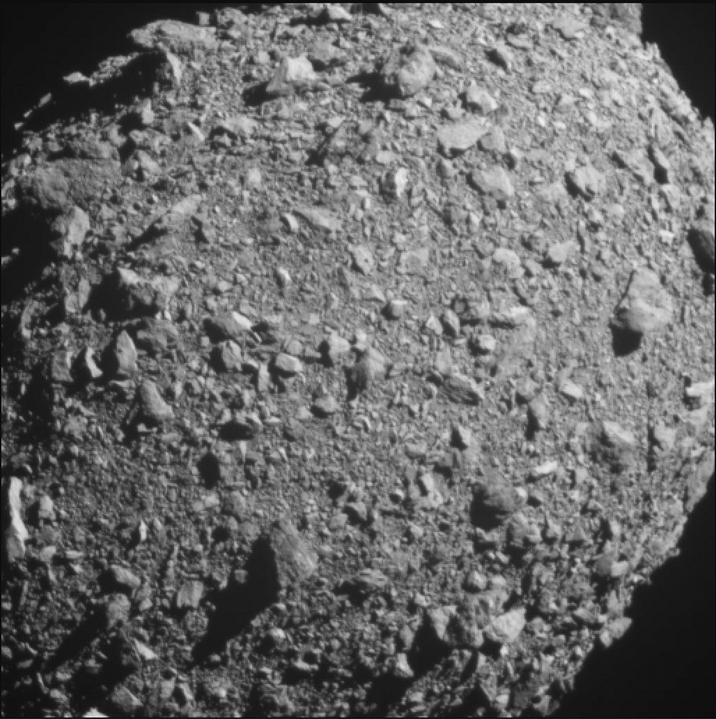 #AbrilAeroespacial en imágenes #23. #Dimorphos, luna del asteroide #Dydimos, capturado por la sonda #DART el 26/09/2022, 3s justo antes del impacto programado, para probar un plan de defensa planetaria. 📷NASA/JHU
