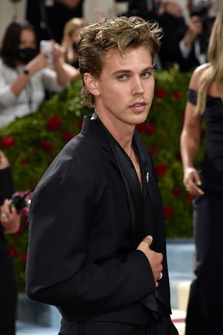 50sbutler's tweet photo. Austin Butler is rumored to be pregnant,  expecting a baby with Timothée Chalamet. https://t.co/5nMS4zlend