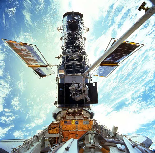 estelsiplanetes's tweet photo. Per molts anys més, Hubble!
Avui fa 34 anys que es va enlairar el telescopi espacial Hubble. L'instrument que va canviar per sempre la nostra visió de l'univers on vivim. I des de 500 km d'altura continua fascinant-nos amb les seves observacions. https://t.co/rAjzvkIFeP