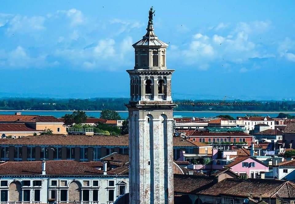 SimonVenturini's tweet photo. #VENEZIA • Oggi nacque il "padre" di molte delle splendide facciate veneziane che ammiriamo.
Il #24aprile 1624 la nostra città diede i natali all'architetto Giuseppe Sardi, esponente #barocco.
Tra le sue opere le facciate delle chiese di Santa Maria del Giglio e degli #Scalzi. https://t.co/4cQnvCIfDZ