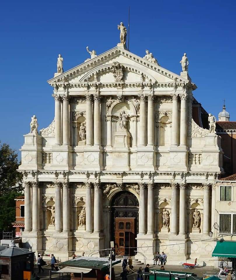 SimonVenturini's tweet photo. #VENEZIA • Oggi nacque il "padre" di molte delle splendide facciate veneziane che ammiriamo.
Il #24aprile 1624 la nostra città diede i natali all'architetto Giuseppe Sardi, esponente #barocco.
Tra le sue opere le facciate delle chiese di Santa Maria del Giglio e degli #Scalzi. https://t.co/4cQnvCIfDZ