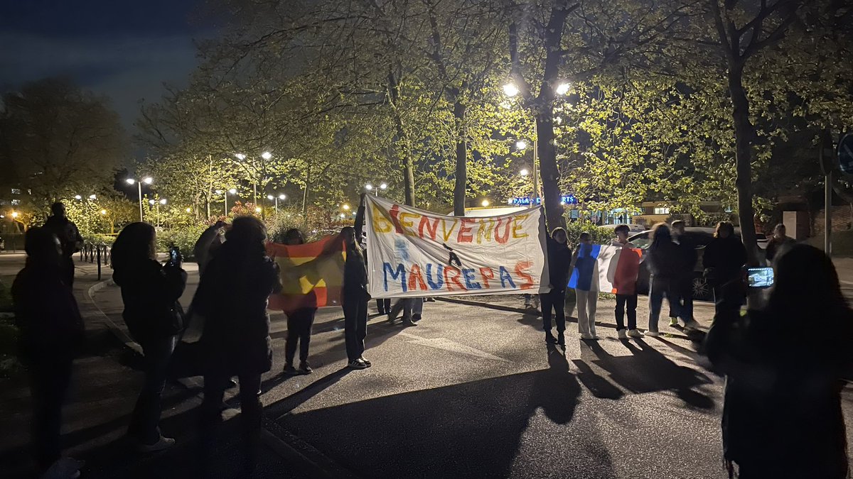 NoelleSedilot's tweet photo. Lycee L7M. Hier soir, nous avons accueilli sur le parking du lycée nos correspondants espagnols arrivant de Castro del Río situé entre Cordoue et Grenade ! Un accueil chaleureux et dynamique.
@EspAcVersailles @DareicV @PerdrielClaire @cst_arnaud63536 @luca__prof https://t.co/YuIp2vTFFZ