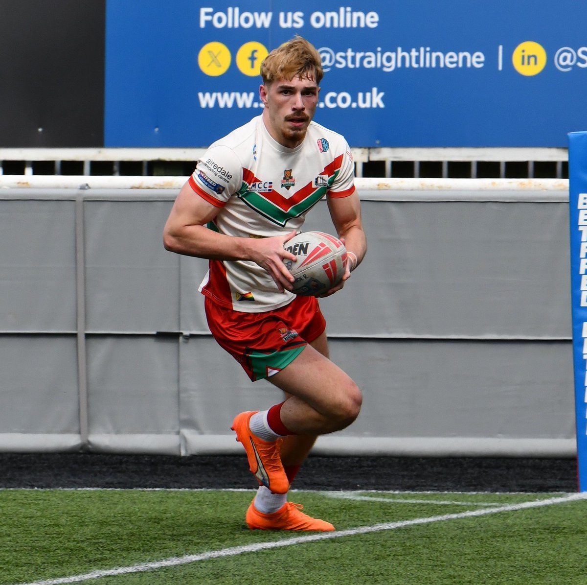 WalesRugbyL's tweet photo. Gwylio'r Cymry🏴󠁧󠁢󠁷󠁬󠁳󠁿

It's a first-ever professional hat-trick for @BillyWalkley whilst @Bethan_Dainton prepares well for Cymru.

All this in our weekly round-up with @SuperLeague @NRL and more.

https://t.co/jVNqxWe0Xx

@Sirbenchallis 📷 https://t.co/tR5HlGSbI8