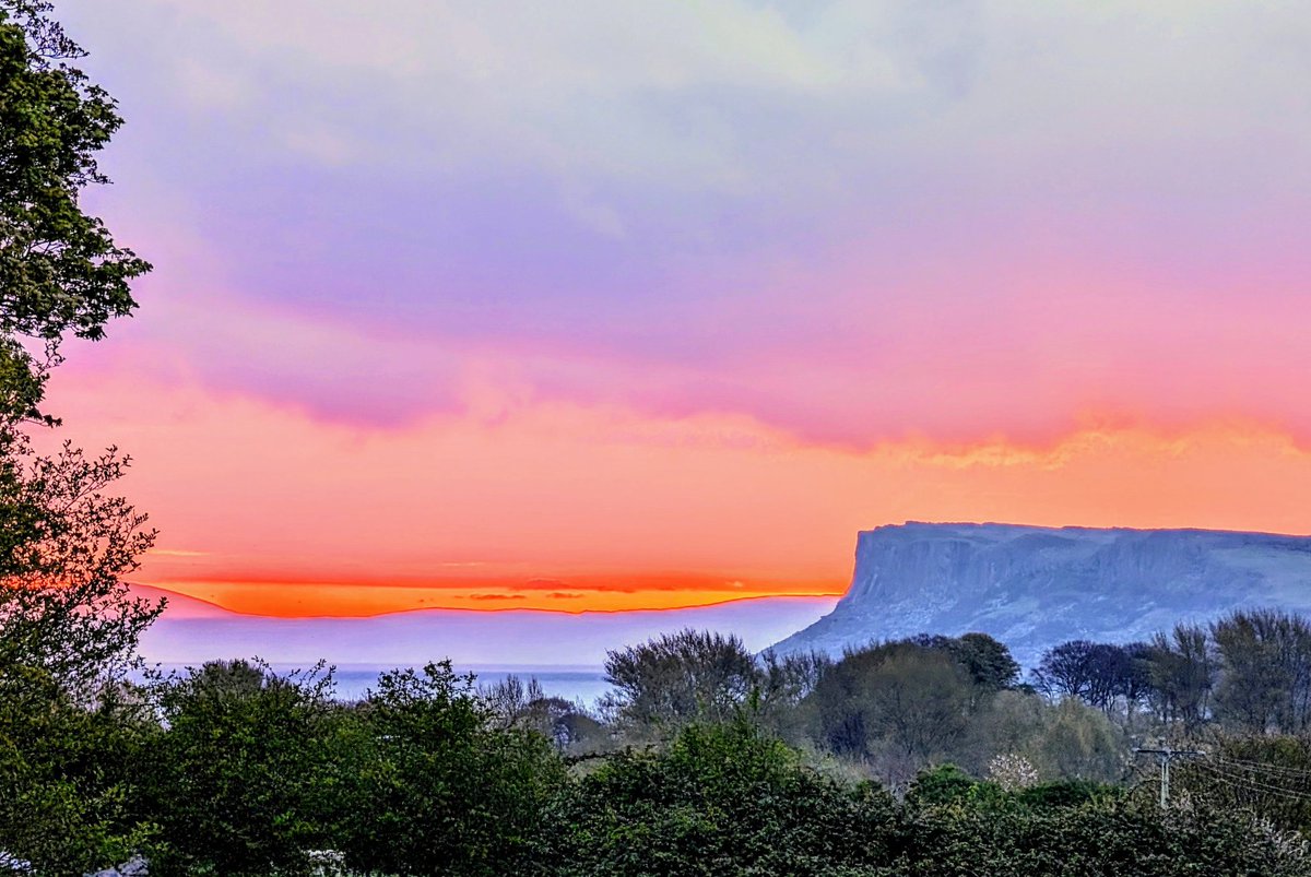 Sunrise this morning with Fairhead. Mull of Kintyre in the distance @KintyreForum #NorthCoast #CausewayCoast #NorthernIreland @bbcweather @utv @deric_tv #VMWeather @DiscoverNI @LoveBallymena @EventsCauseway #Photography