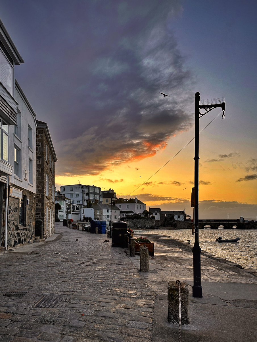 Quayside dawn. #cornwall #kernow #lovecornwall #explorecornwall #cornishcoast #sea #ocean #visitcornwall #stives #stivescornwall #sky #marine #sunrise #cloud #lighthouse #pier #fishing #cloudporn #dawn #spring #architecture #cottage #harbour #boat #beach #birds @beauty_cornwall