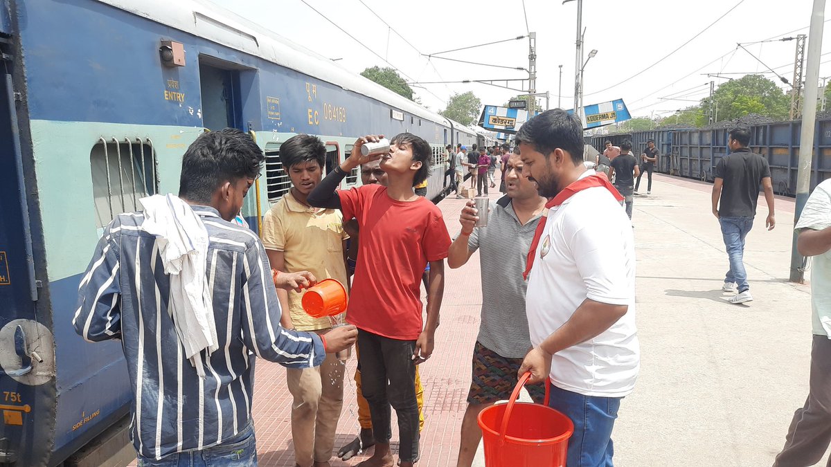 कोडरमा रेलवे स्टेशन पर ईस्ट सेंट्रल रेलवे भारत स्काउट्स एवं गाइड्स के सदस्यों द्वारा रेल यात्रियों को ठंडा पेय जल उपलब्ध कराया जा रहा है ।