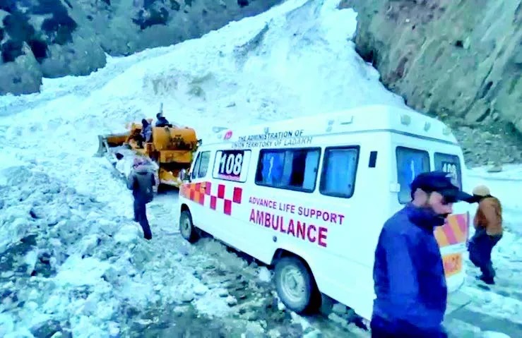 An ambulance carrying an expecting mother from Kargil was stuck after an avalanche occurred at Zojila Pass on the Srinagar-Leh National Highway on Tuesday evening. #JammuKashmir