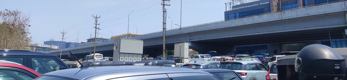 Citizen_TS's tweet image. Appreciate on duty officer at #cgate but as he is stoppin ongoing traffic, it's piling up till towards #tworks  &amp;amp; #novartis 
Req @CYBTRAFFIC @dcpmadhapur_cyb @cyberabadpolice @CPCyberabad to inform concern officer not to stop the flow to avoid gridlock, thanks again #hyderabad