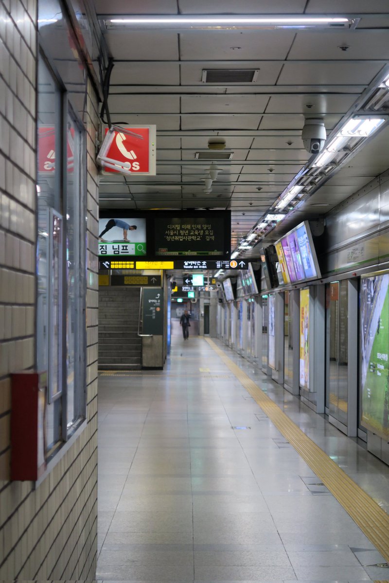 Seoul    .
.
.
#street #photography #photographiederue #streetphoto #streetphotography #photoderue #streetlife #urbanphotography #urbanphoto #spfyourshot #voidtokyo