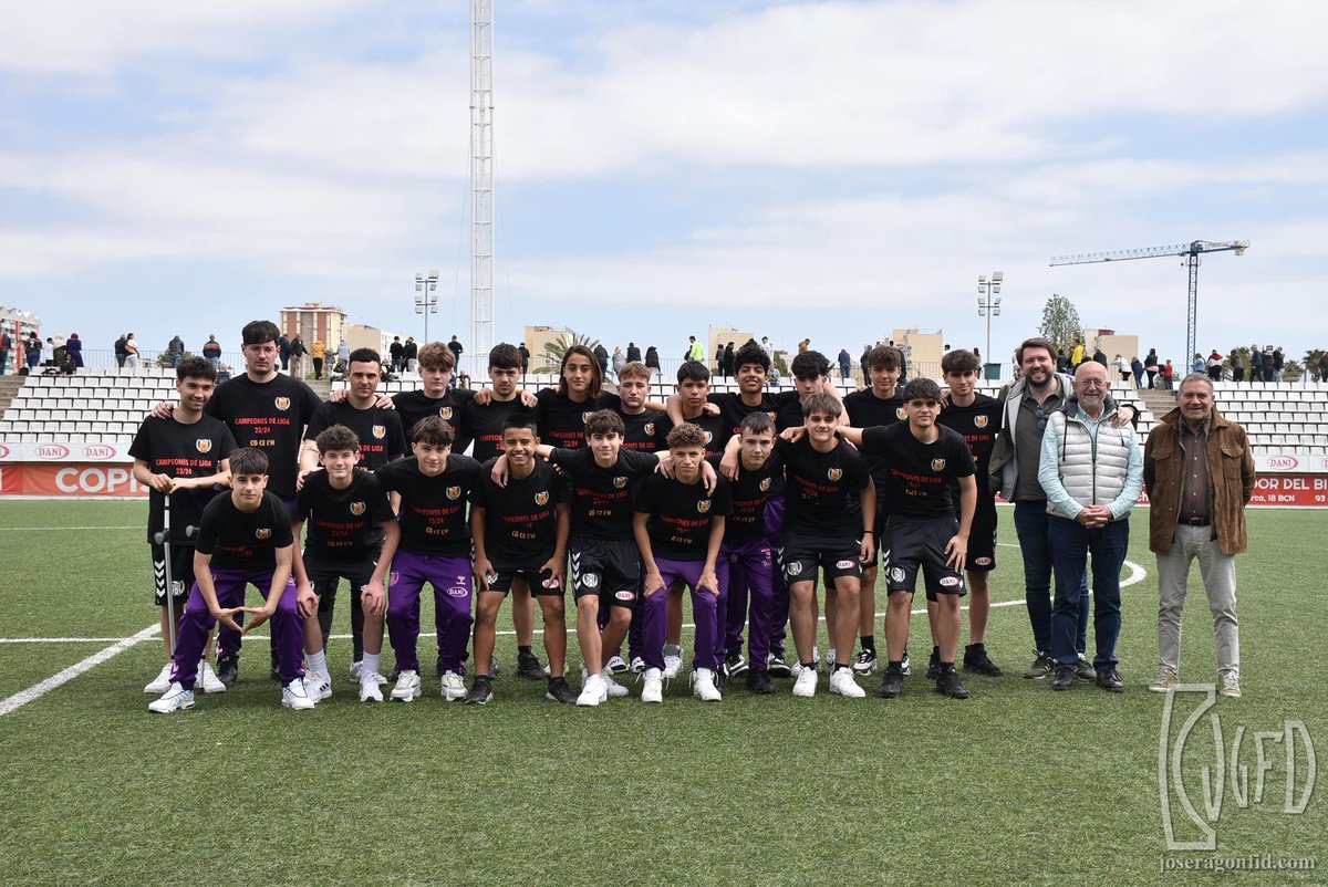 CELHFutbolBase's tweet photo. 🏆🎊 El Cadet G, juntament amb el #CELHInclusiu B, han ofert aquesta setmana els seus campionats de lliga a l'afició de l'Estadi!

#SomhiHospi #SomFutur⚪️❤️ https://t.co/xam4MGoJZ6