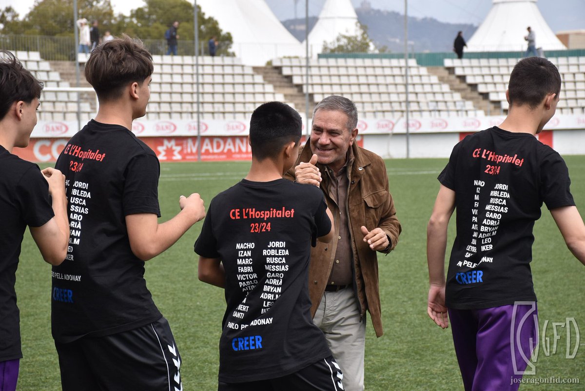 CELHFutbolBase's tweet photo. 🏆🎊 El Cadet G, juntament amb el #CELHInclusiu B, han ofert aquesta setmana els seus campionats de lliga a l'afició de l'Estadi!

#SomhiHospi #SomFutur⚪️❤️ https://t.co/xam4MGoJZ6