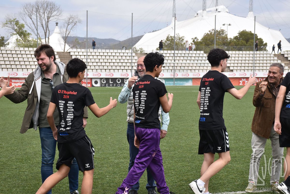 CELHFutbolBase's tweet photo. 🏆🎊 El Cadet G, juntament amb el #CELHInclusiu B, han ofert aquesta setmana els seus campionats de lliga a l'afició de l'Estadi!

#SomhiHospi #SomFutur⚪️❤️ https://t.co/xam4MGoJZ6