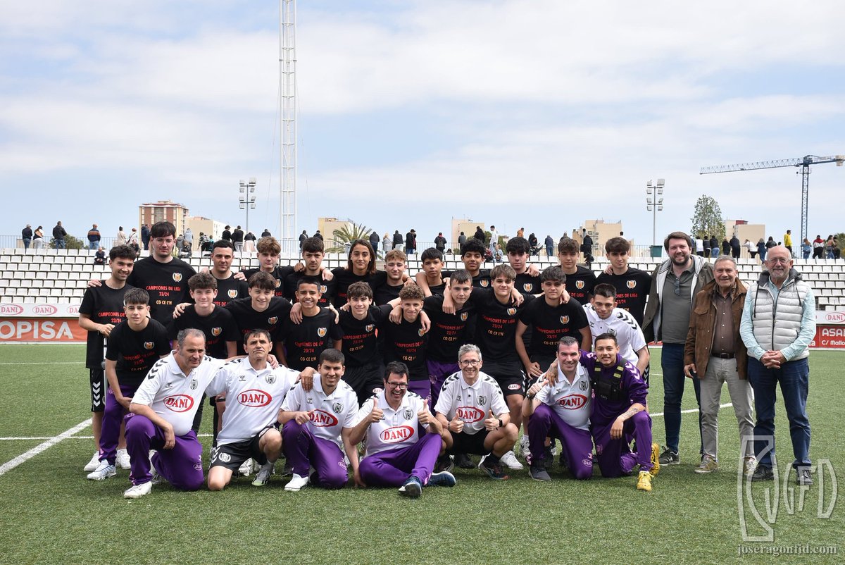 🏆🎊 El Cadet G, juntament amb el #CELHInclusiu B, han ofert aquesta setmana els seus campionats de lliga a l'afició de l'Estadi!

#SomhiHospi #SomFutur⚪️❤️