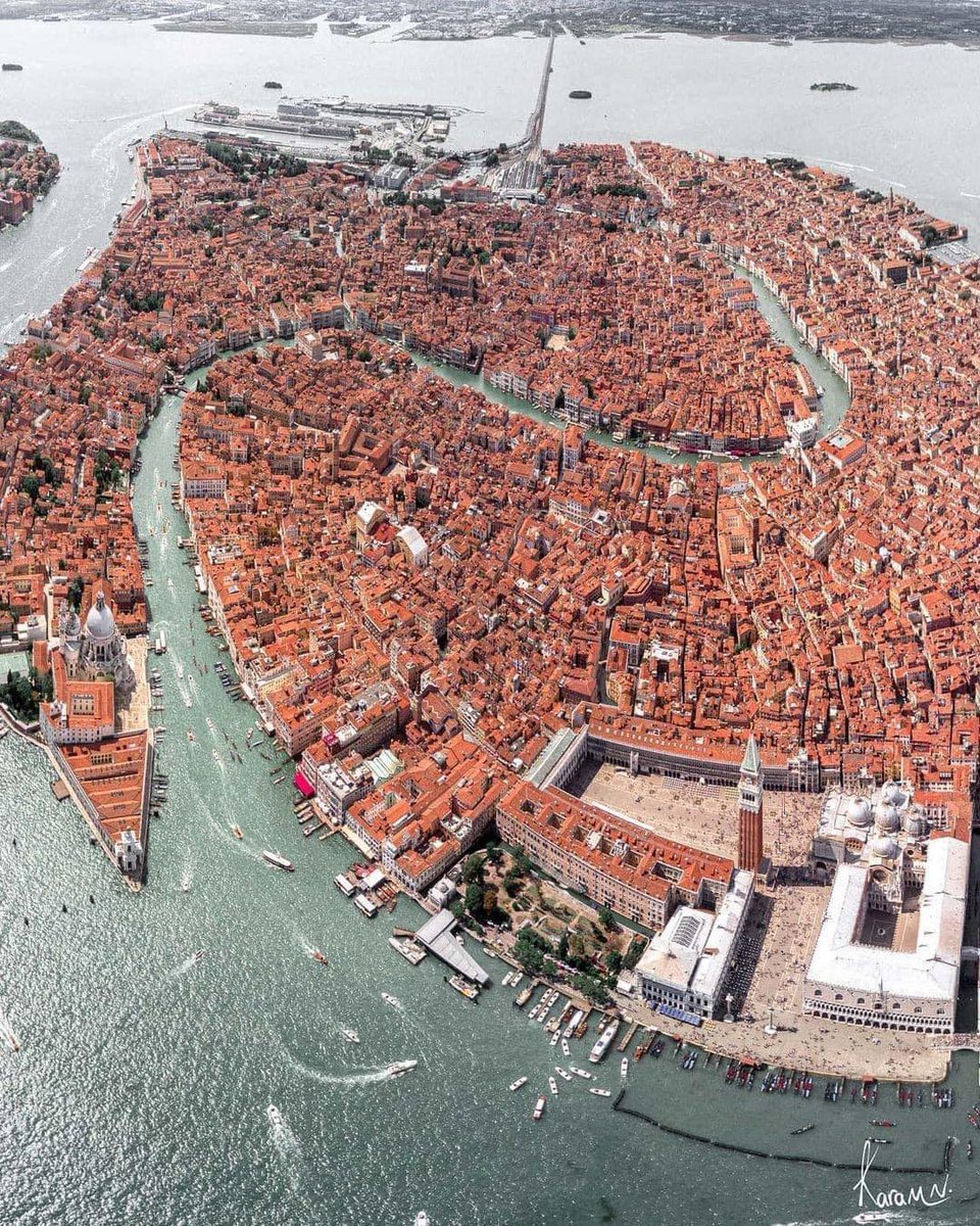 Venise est-elle condamnée ?

Touchée par la montée des eaux, la Sérénissime s’enfonce un peu plus chaque année. Pourtant, dès le XIIIe siècle, les habitants sont conscients de la protection et de la beauté de la ville.

La fin annoncée de Venise, véritable serpent de mer. 🔽