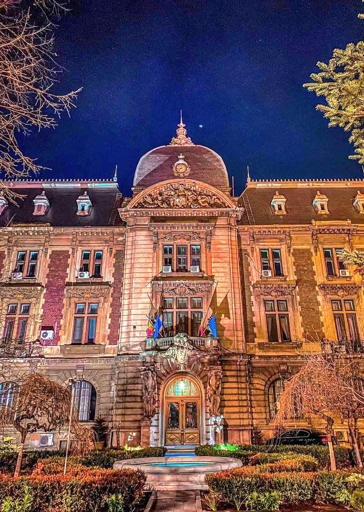 Palatul Ministerului Agriculturii din #București,inaugurat în 1895. Cel care a pus bazele clădirii în forma de U, a fost arhitectul Louis Pierre Blanc,corpurile simetrice fiind dispuse în jurul unei curți interioare. 📍 B-dul Carol I ©️ Buildings of România #TraveltoRomânia