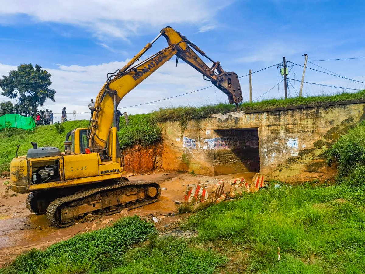 #KCCAatWork demolishing the existing structure of Kayemba Bridge in Katwe for reconstruction and expansion #ForABetterCity. Upon completion, Kayemba Road will go a long way in easing the traffic load along Queensway and Kibuye Roundabout in #KlaSmartCity.