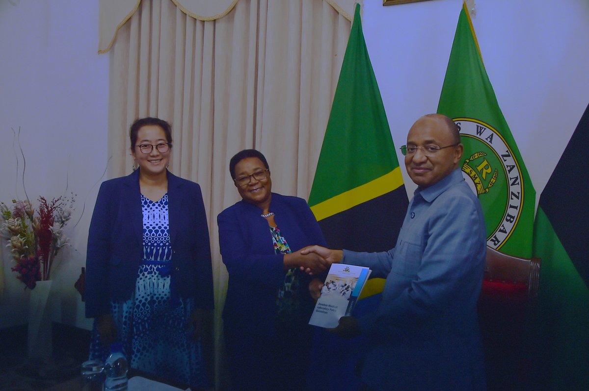 HE Dr Hussein Mwinyi, President of Zanzibar received Medical Laboratory Policy Guidelines from @cdctanzania Dr Wangeci Gatei. @CDCGlobal provides technical assistance to Govt of Zanzibar on HIV/TB, global health protection, & malaria
