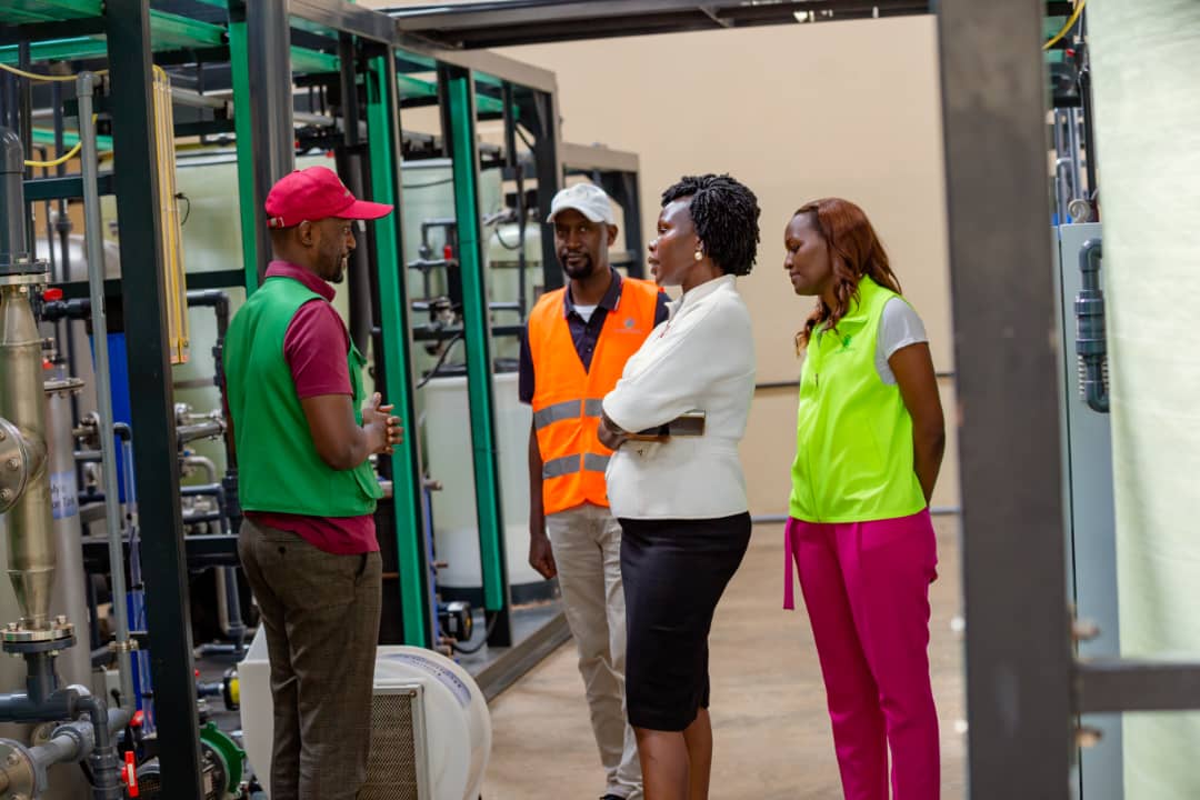 Anite__Evelyn's tweet image. Fellow citizens, a ugandan investor, is producing chlorine (a water treatment or purification chemical for industries/swimming pools) &amp;amp; bleaches (disinfectants used in hospitals, factories,homes and schools. 
Located in Bweyogerere.Wazuri Group is Uganda’s first chlorine factory