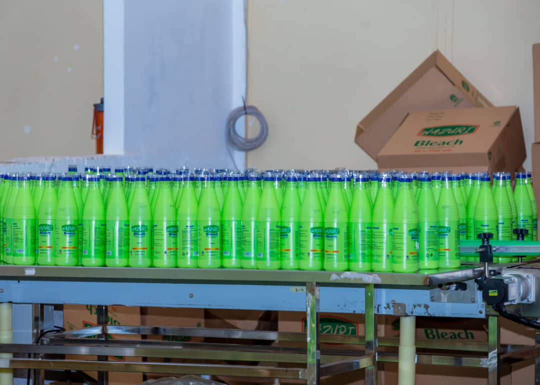 Anite__Evelyn's tweet image. Fellow citizens, a ugandan investor, is producing chlorine (a water treatment or purification chemical for industries/swimming pools) &amp;amp; bleaches (disinfectants used in hospitals, factories,homes and schools. 
Located in Bweyogerere.Wazuri Group is Uganda’s first chlorine factory