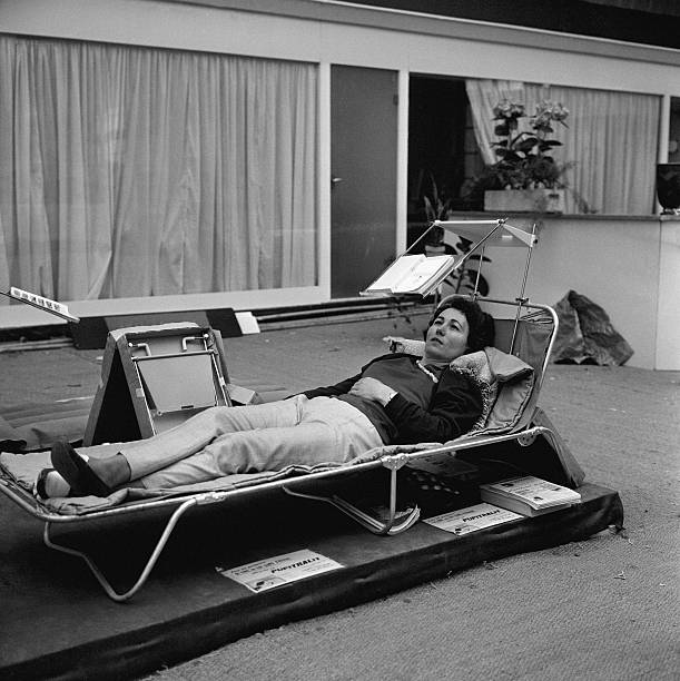 Presentation of this new way to read lying down comfortably at the 54th Lépine Contest (Paris, 1963)
#readingissexy