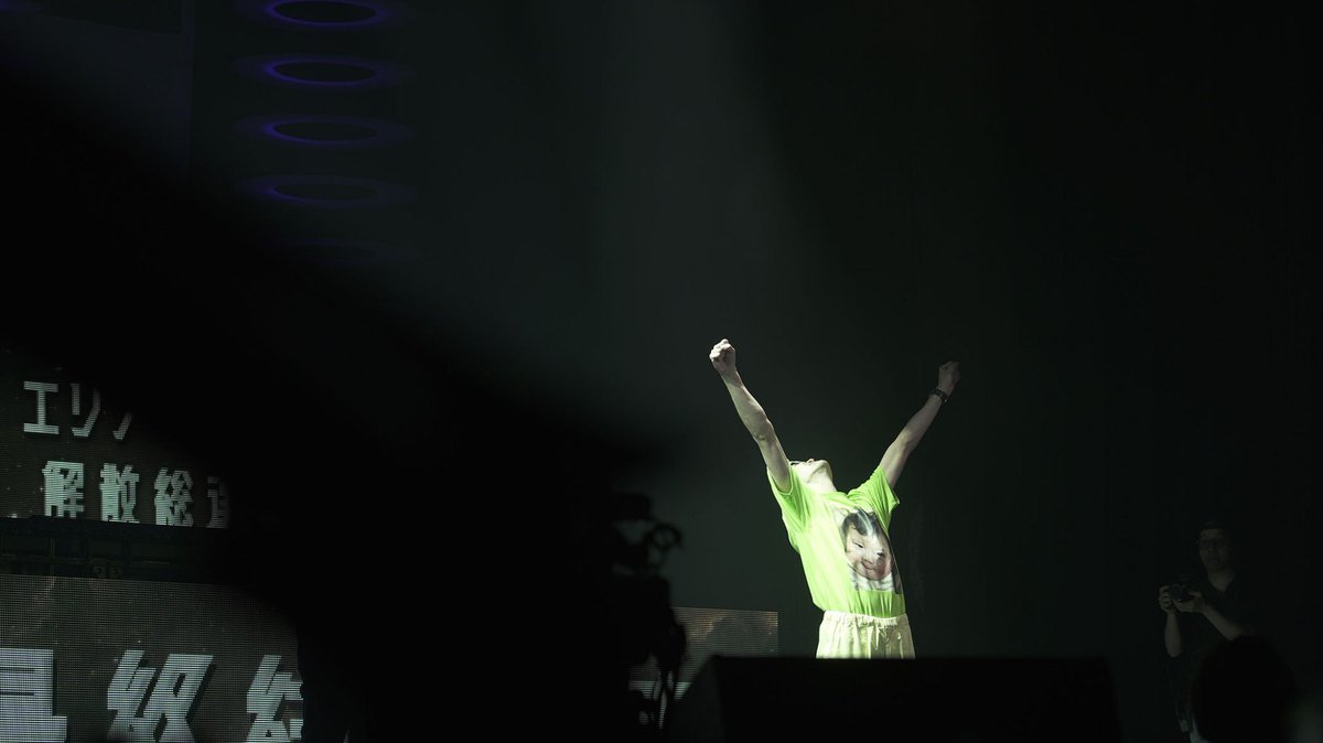 shuji7771's tweet photo. 昨日はOWNDAYS SUMMIT in JAPANでした。
このイベントは、よくある社員総会を、偏執的な自己満で満たし、カルト的な熱狂を作り出そうとする気持ちの悪いイベントのように、通りすがりの人達には映るかもしれません。
まあ、まさにその通りなんですが…

「飛行機は向かい風があるからこそ空高く飛べる」

僕が1番好きな言葉です。誰が言ったかしりませんが、確か、どこかの偉い人の言葉だった気がします。

台風が来ると不安を覚え、心配するのと裏腹に、何故か心は踊り「さあ来い！」と奥歯を噛みしめて暴風雨に立ち向かい、荒波を乗り越える事で己の限界を超えていく…

思い返せば、僕がOWNDAYSにやってきてからの16年間はずっとこんな毎日の繰り返しでした。

いつしかそんな無謀な挑戦の連続は僕らなりの「海賊魂」となり、OWNDAYSの文化となっていきました。

そしてこのOWNDAYS SUMMITというイベントこそ、僕がOWNDAYSをありきたりな普通の会社ではなく、台風を喜び、荒波に興奮し、逆風をエネルギーに大空へと羽ばたいていく、そんな海賊魂を具現化して表現し、皆んなで再確認する大事な一日であり、新しくOWNDAYSに加わった人達の心には、強烈なパンチと共にその海賊魂を植え付ける為の大事な一日となっていったのです。

昨日も沢山のドラマがありました。
泣いて、笑って、歌って、踊って、応援して、応援されて、大声で叫ぶ。

昨日で、僕のOWNDAYSの社長としての人生は一区切りを終えました。

海山新社長はステージ上で

「ここから始まる第二章は必ず第一章を超えるような最高に美しくてエキサイティングなストーリーにする」

そう皆んなに約束してくれました。

僕は、そんな第二章では名脇役として時に優しく、時にピリっとスパイスの効いた役どころで、若い主役達の脇を固めたいと思います。

という事で、皆さん昨日はお疲れ様でした。
そして準備してくれた運営メンバーの皆んなもお疲れ様でした。

#OWNDAYS #オンデーズ