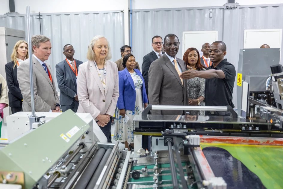 MRSMuruguu's tweet photo. Kenya expects to produce over $1 billion (Ksh. 133 billion) in textile and apparel exports by 2027. 

While commissioning the Nexgen Packaging factory at the Athi River EPZ yesterday, President @WilliamsRuto stated that a compound annual growth of 20 per cent is feasible, which would produce over $1 billion in exports and create 200,000 more jobs by 2027, further increase exports to $2 billion with 650,000 jobs by 2031, and reach over $3 billion of exports and more than 850,000 jobs by 2034. 

He said Kenya’s EPZ network has expanded to 101 gazetted zones in 22 counties, accounting for Ksh.149 billion in cumulative investment and direct employment to over 75,000 people.